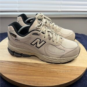 New Balance Men's 2002R Sneakers (Men’s 7 Women’s 8.5)